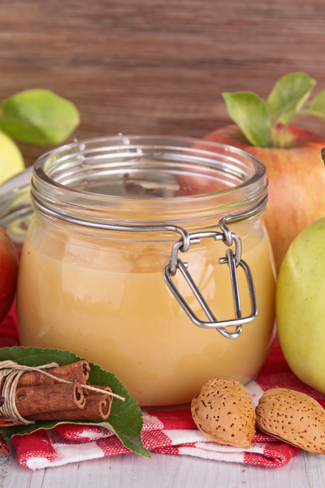 Банка яблочного джема с пряностями на столе