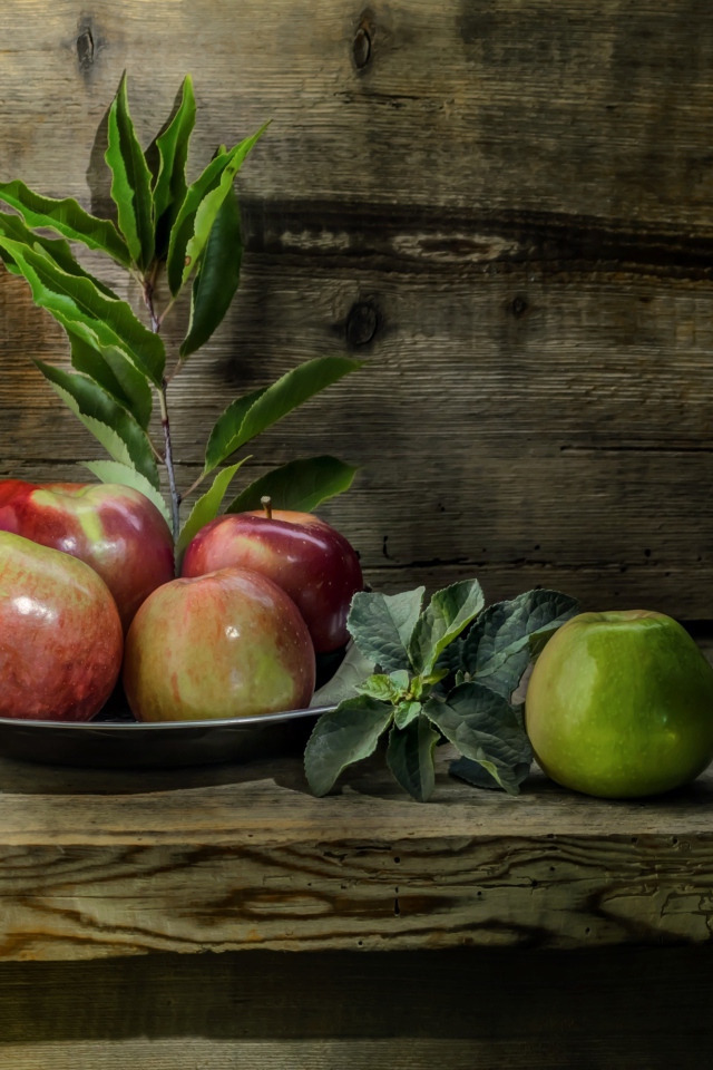 Красивые красные яблоки на деревянной лавке