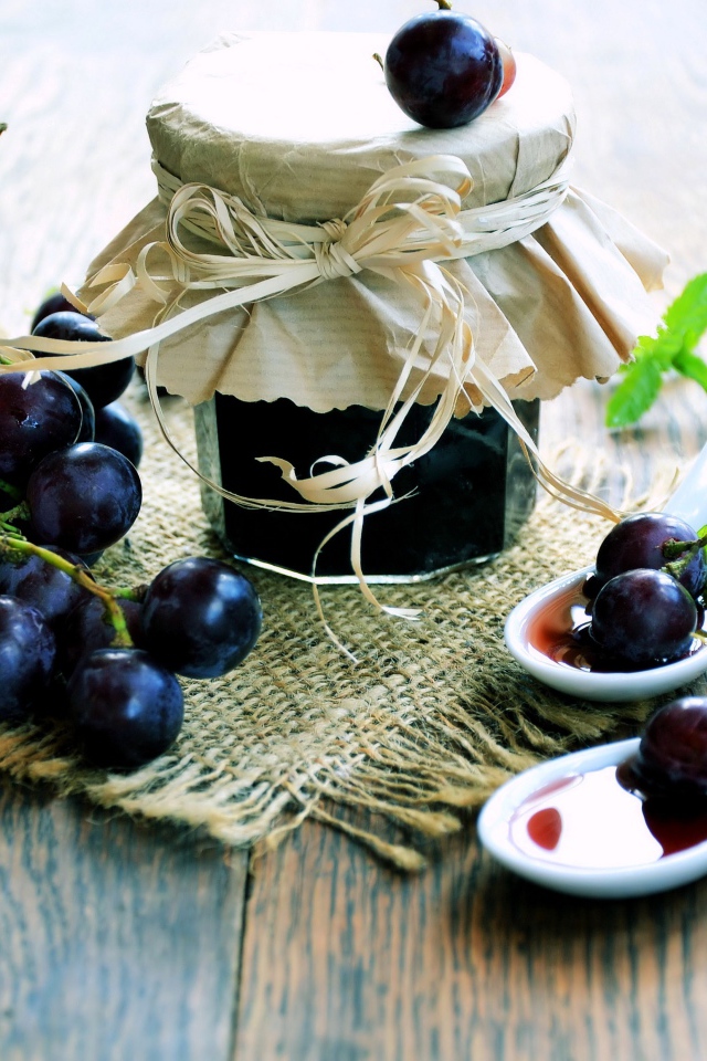 Синий виноград и баночка виноградного варенья