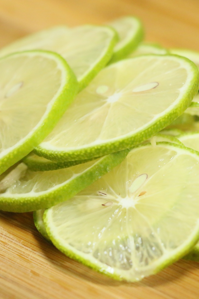 Тонко нарезанные кусочки лайма 
