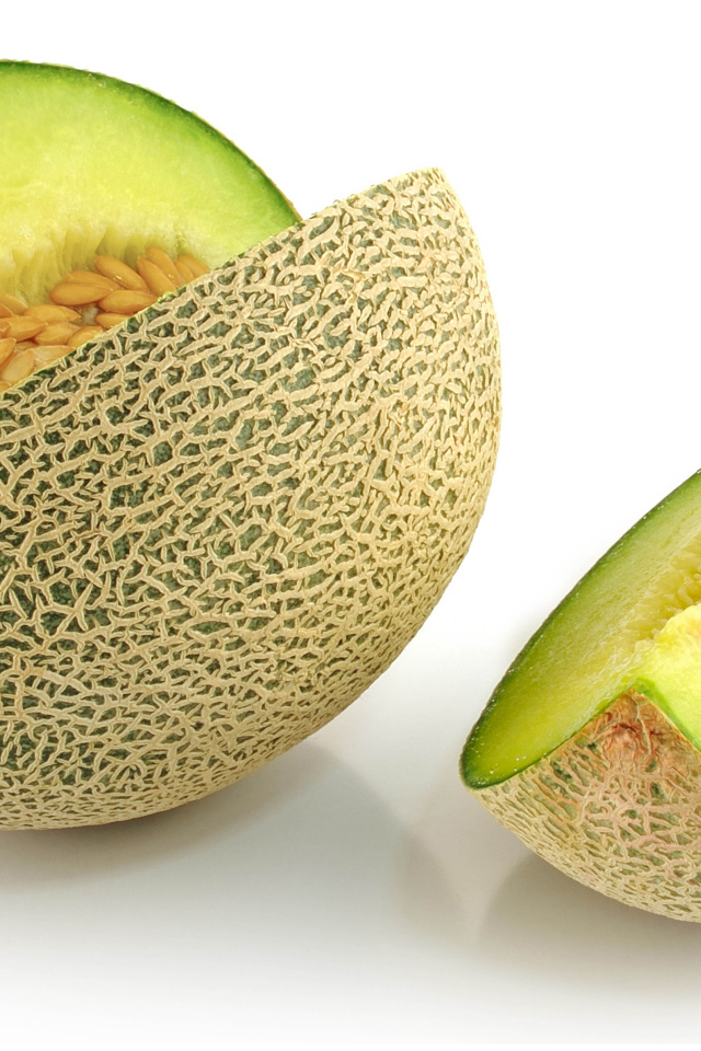 Ароматная дыня крупным планом на белом фоне