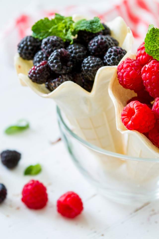 Свежие ягоды малины и ежевики в вафельных стаканчиках