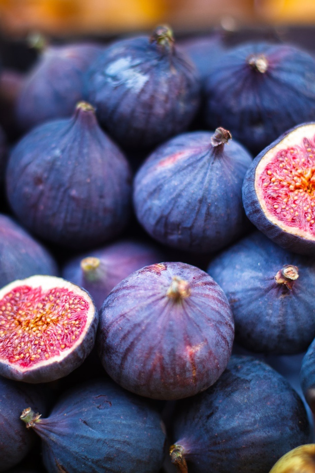 Свежие плоды спелого инжира