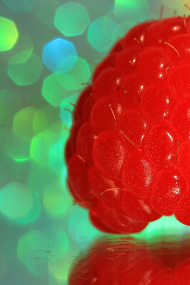 Большая сочная ягода малина крупным планом 