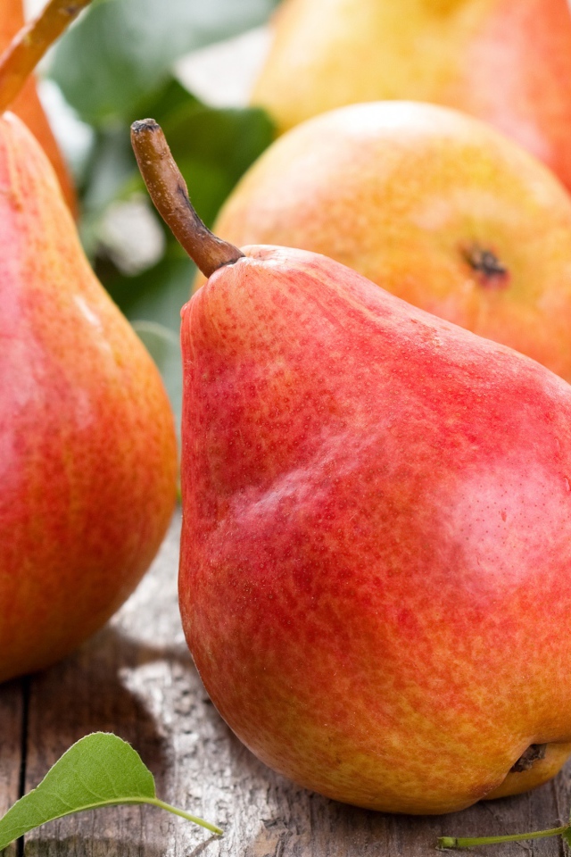 Зрелые аппетитные красные груши