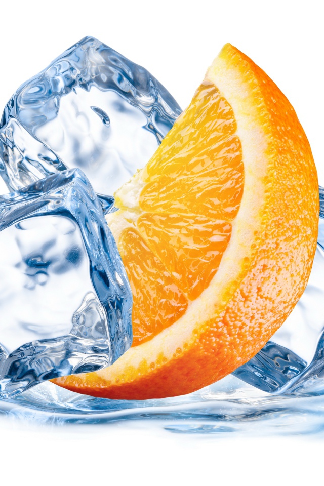 Кусочек апельсина со льдом на белом фоне