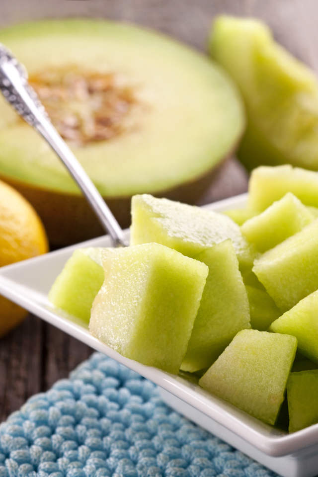 Кусочки дыни в тарелке 