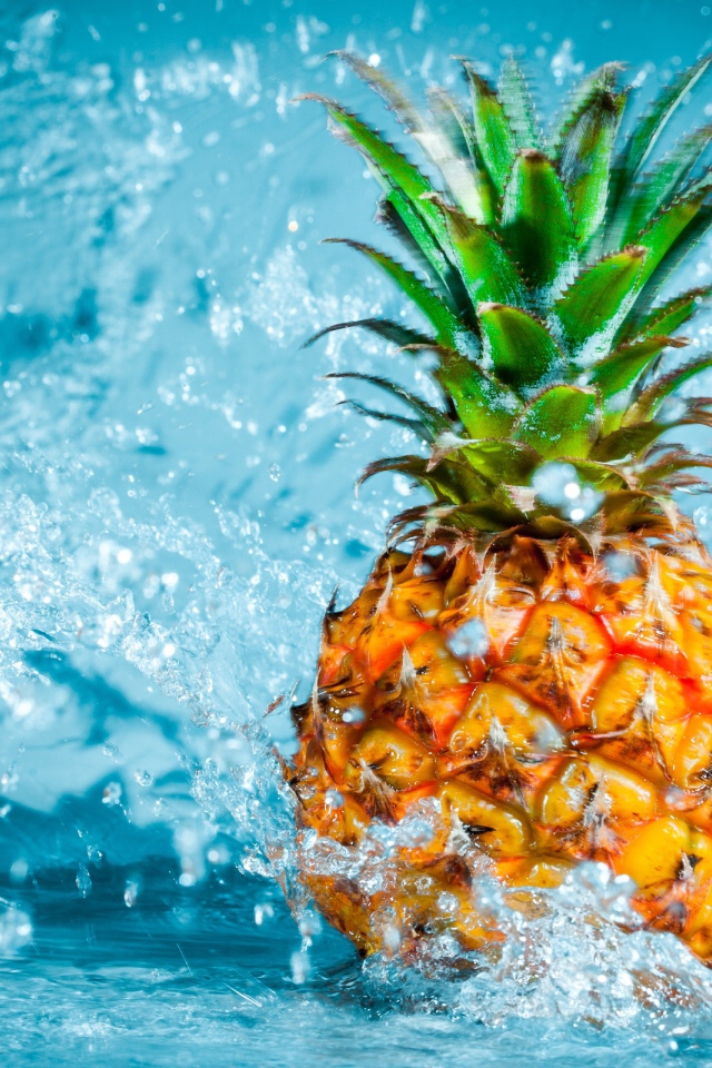 Ананас в воде на голубом фоне 