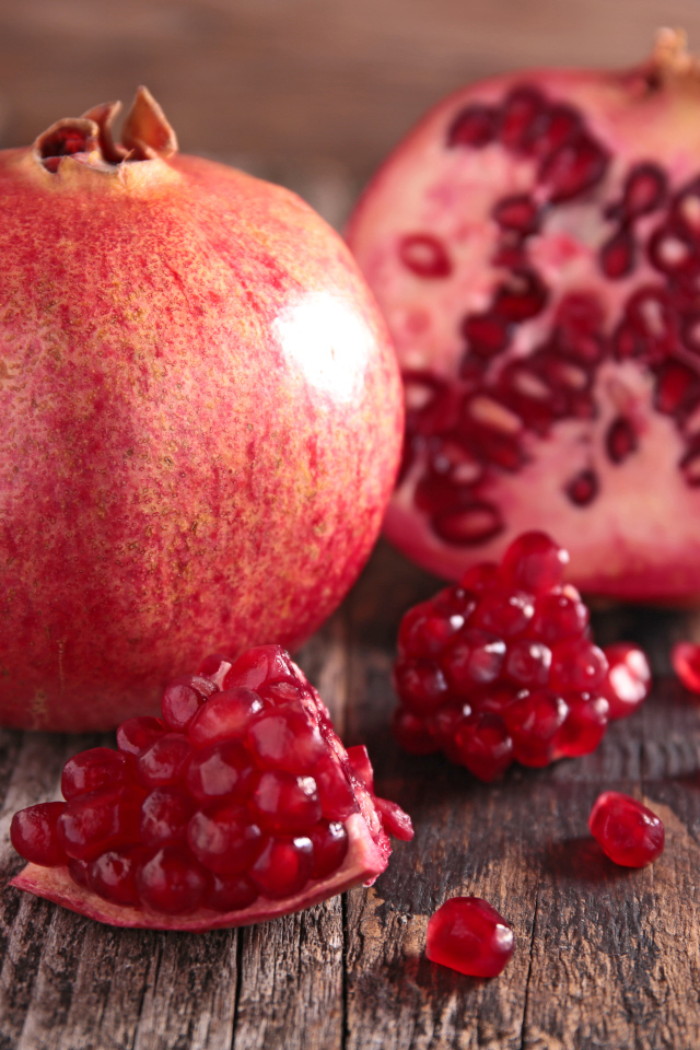 Гранат и гранатовые зерна крупным планом 