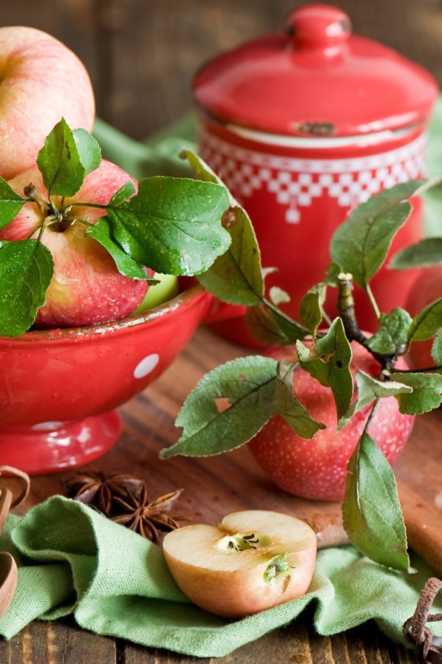 Красные яблоки на столе 