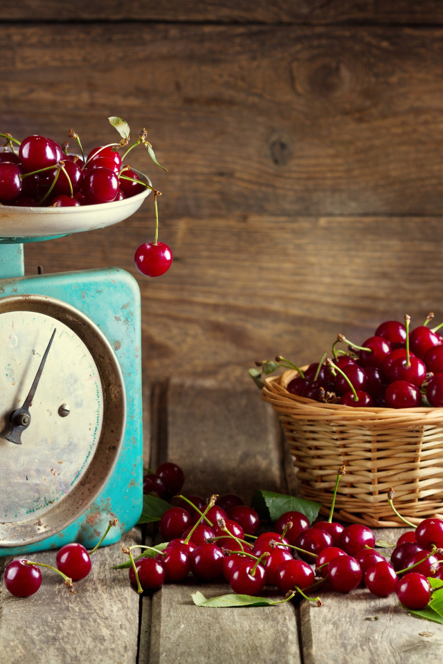 Спелые вишни взвешивают на старых весах