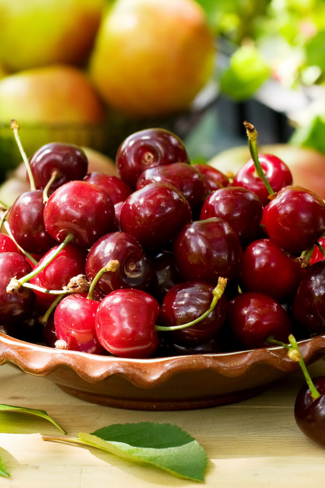 Спелая вкусная черешня на тарелке крупным планом