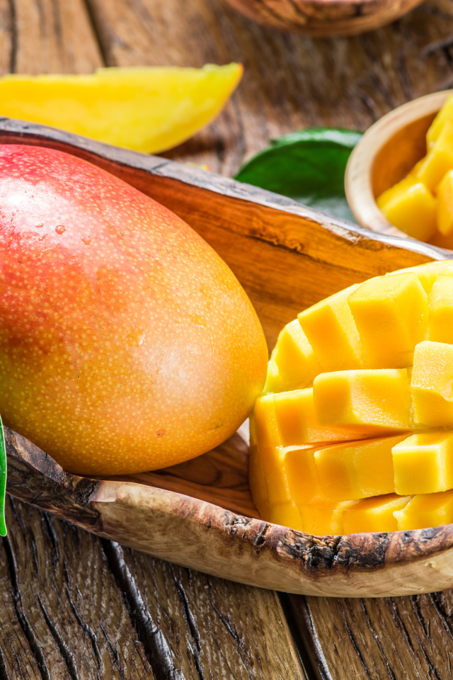 Спелый сочный фрукт манго 