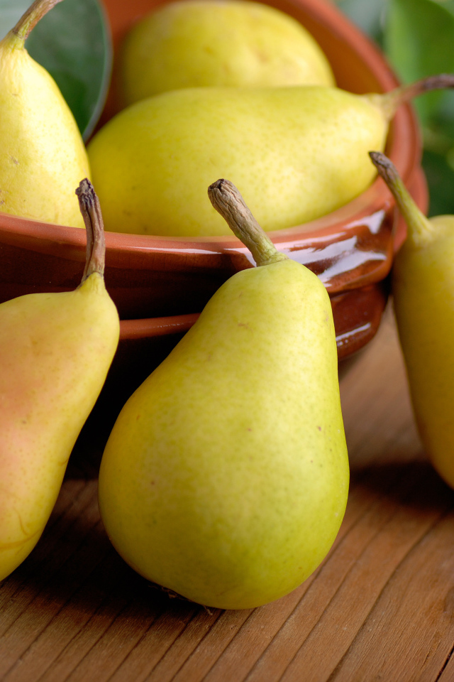 Спелые сочные желтые груши на столе 