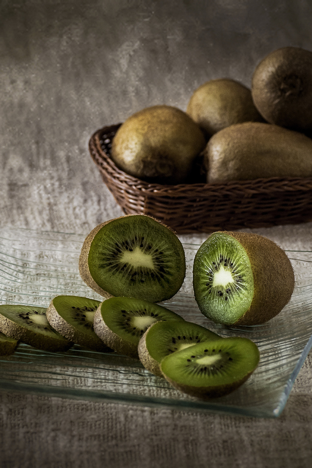 Нарезанный фрукт киви на стеклянной тарелке  