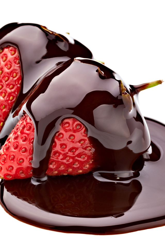 Клубника в черном шоколаде на белом фоне