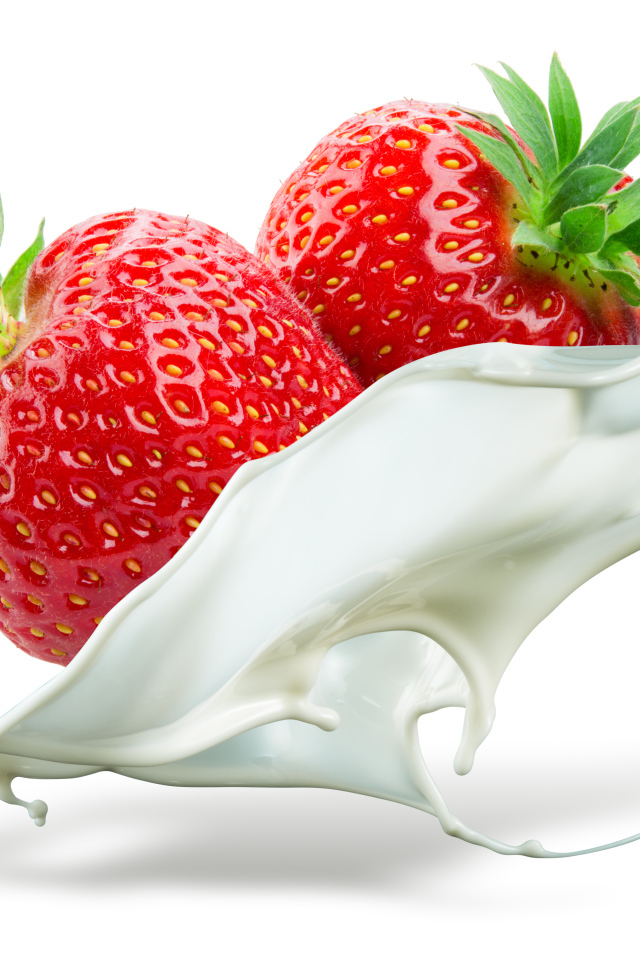 Клубника с молоком на белом фоне 