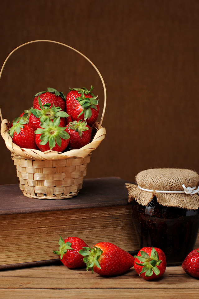 Клубничный джем, свежая клубника и книга на столе