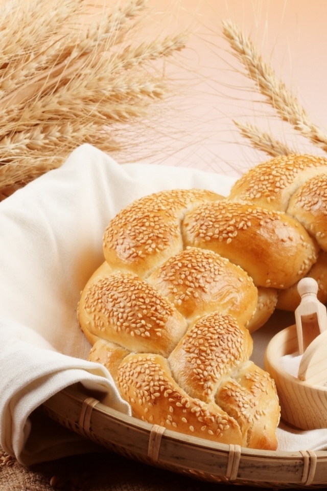 Хлебобулочное изделие и кувшин молока на столе