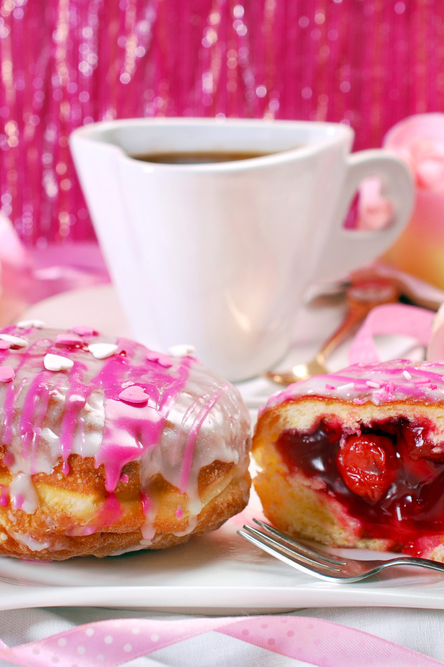 Аппетитные пончики с вишней на столе с кофе