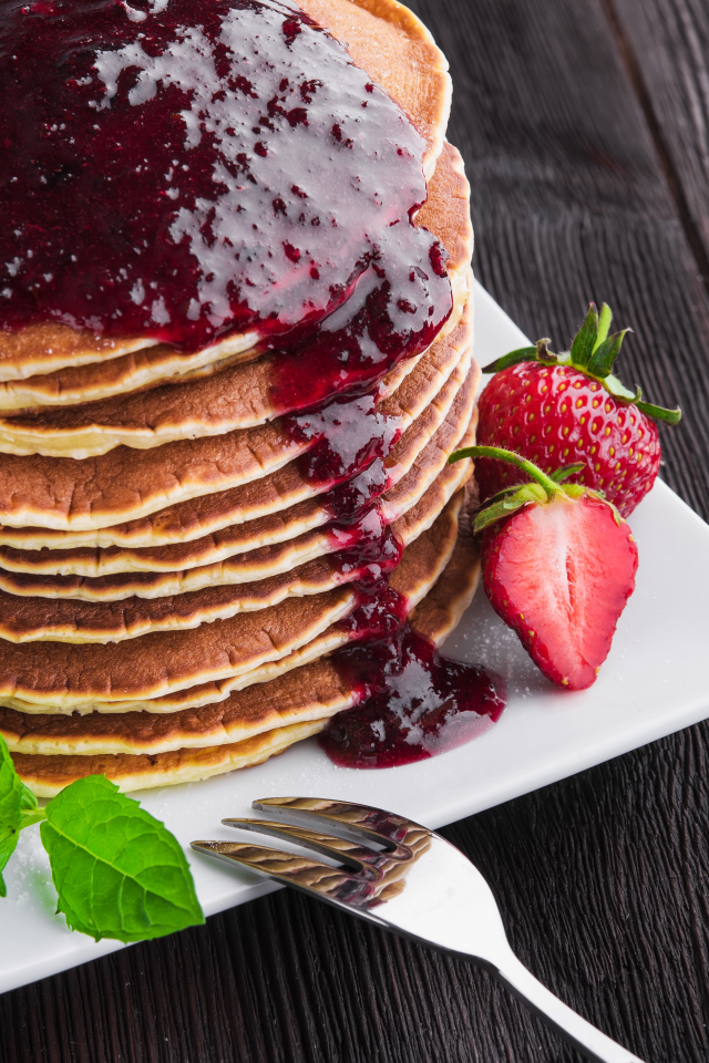 Аппетитные панкейки с джемом и ягодами клубники