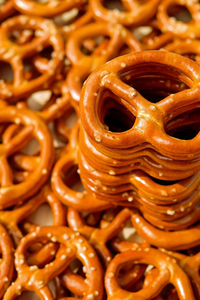 Запеченное аппетитное печенье крендельки