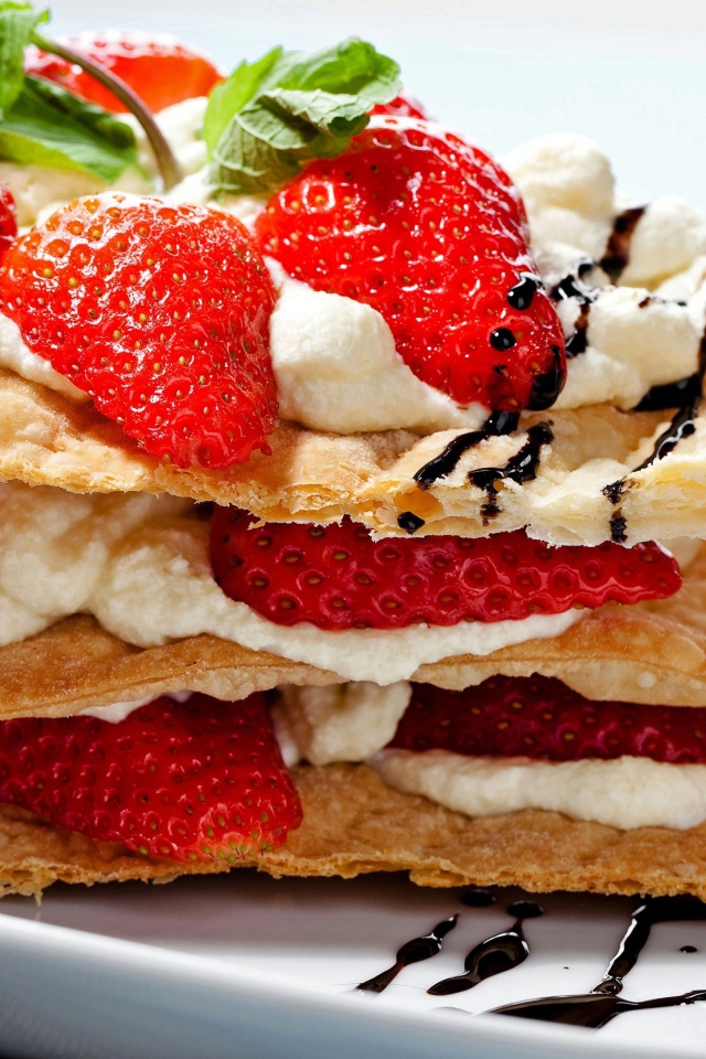 Выпечка с творожным кремом и свежими ягодами клубники