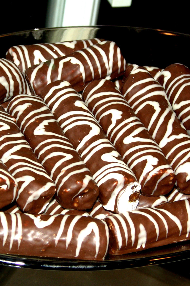 Кондитерское изделие трубочки в шоколаде с кремом