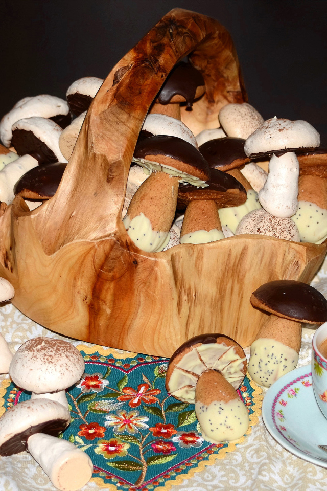 Печенье грибы в корзине с кофе на столе