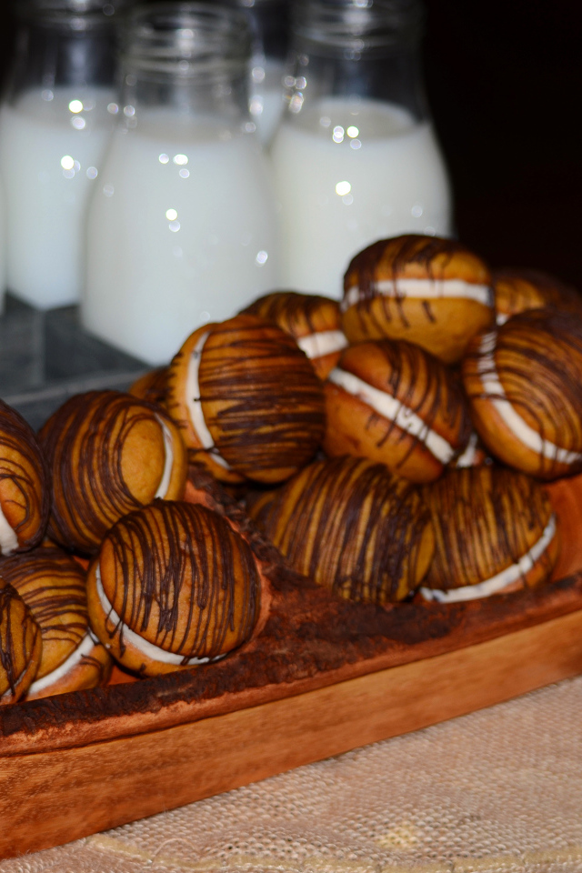 Вкусное круглое печенье с молоком 