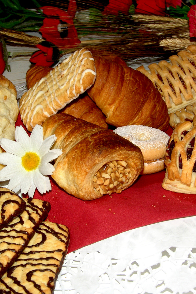 Свежая аппетитная выпечка на столе