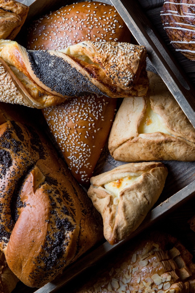 Свежая аппетитная сладкая выпечка с маком