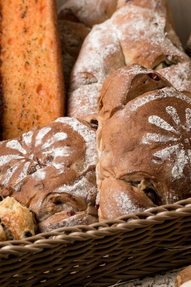 Свежие хлебобулочные изделия в плетеной корзине