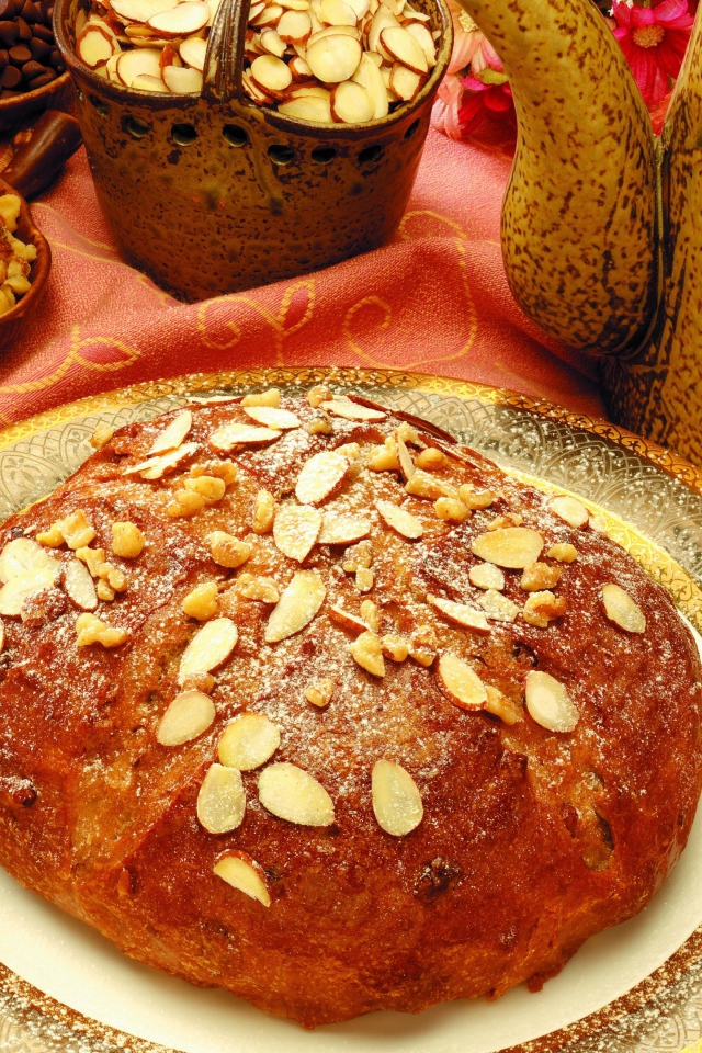 Свежий хлеб с миндальными орехами на столе