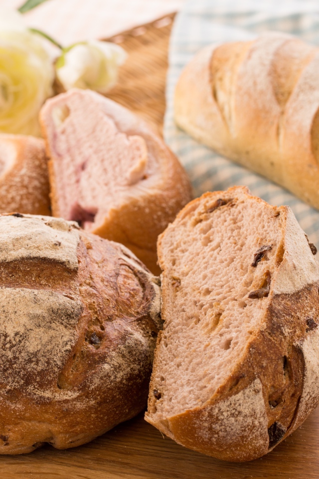 Свежий хлеб с изюмом на разделочной доске