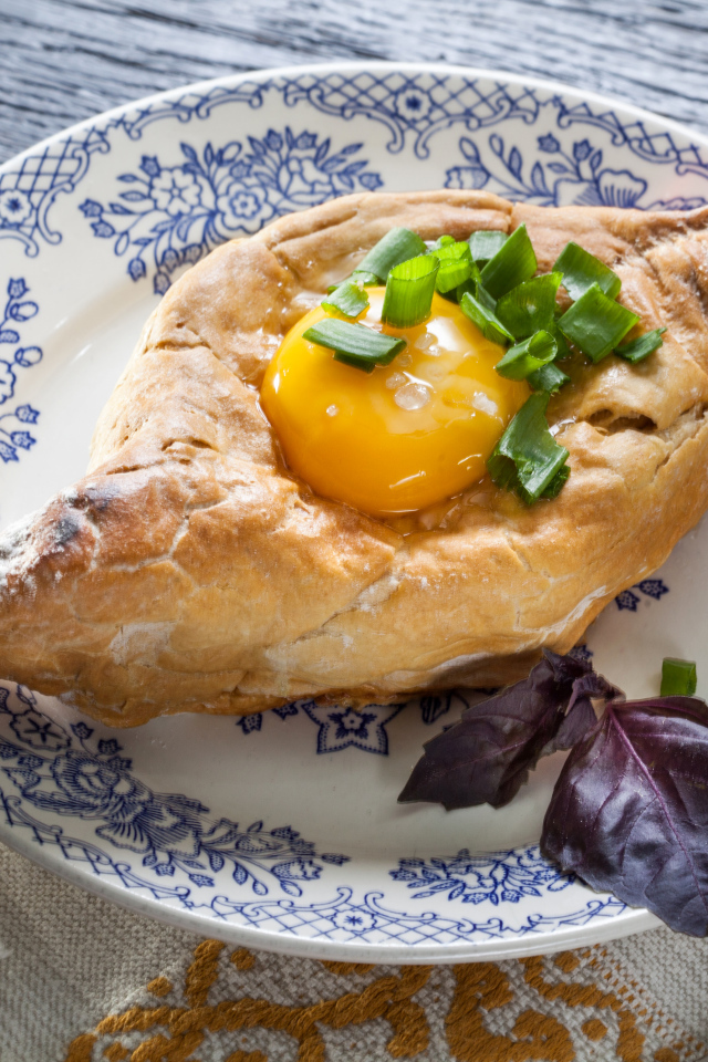 Свежевыпеченный хачапури с яичным желтком 