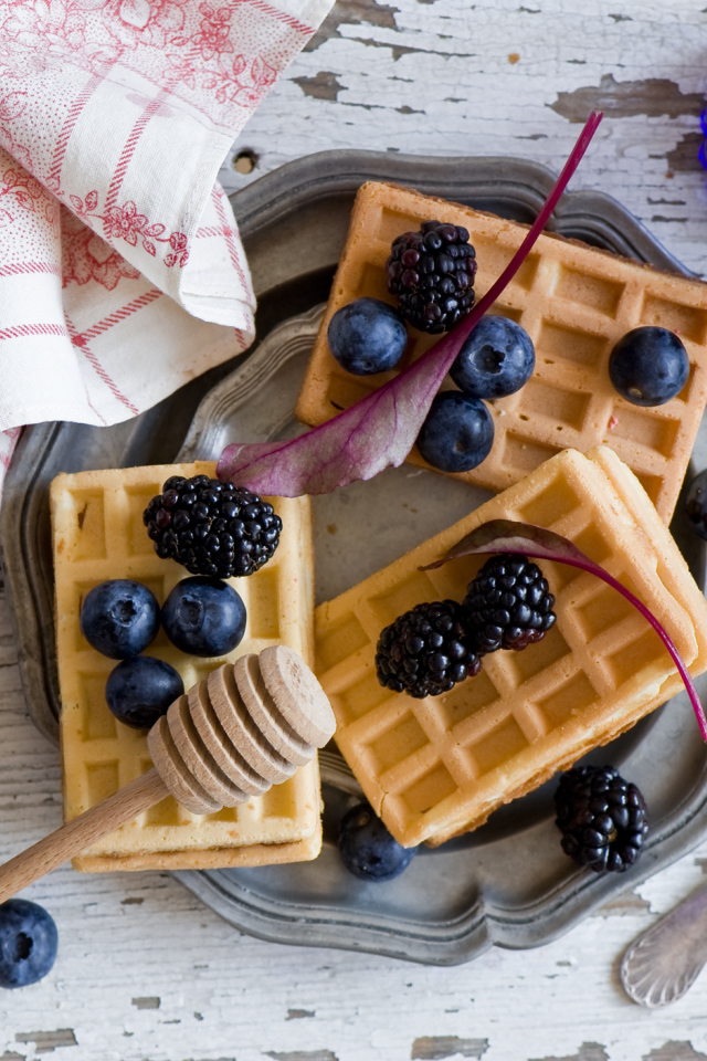 Медовые вафли с черникой и ежевикой