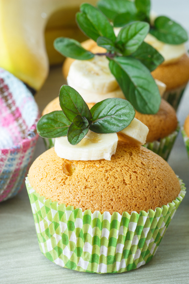 Маффины с бананами и листьями мяты