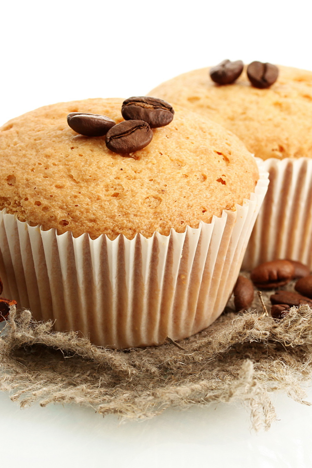 Маффины с зернами кофе и корицей на белом фоне