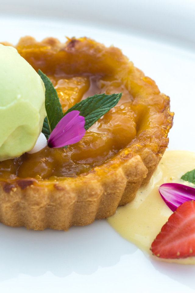 Сладкая выпечка с мороженым и джемом