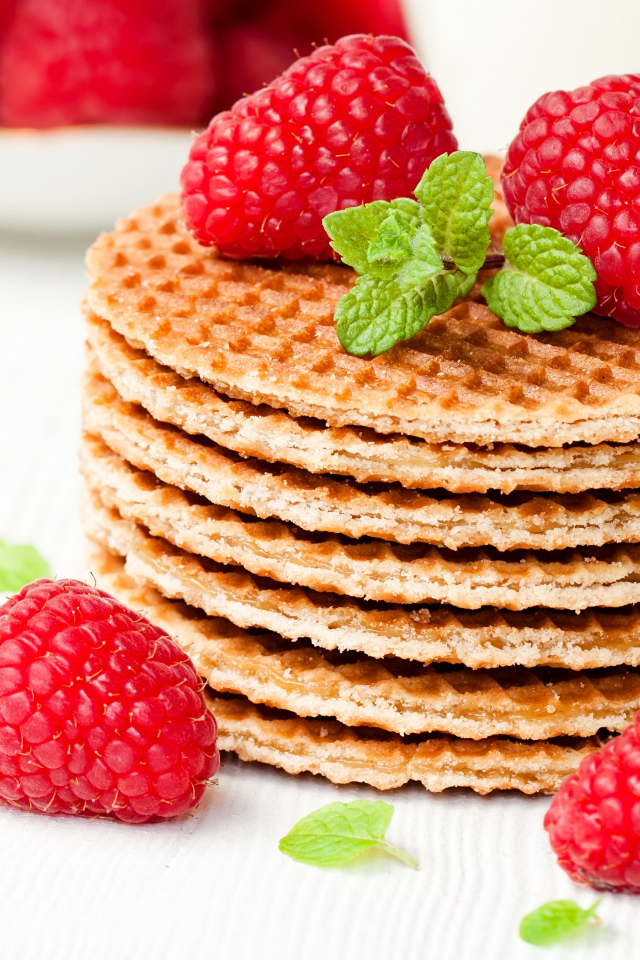 Сладкие вафли со свежей малиной