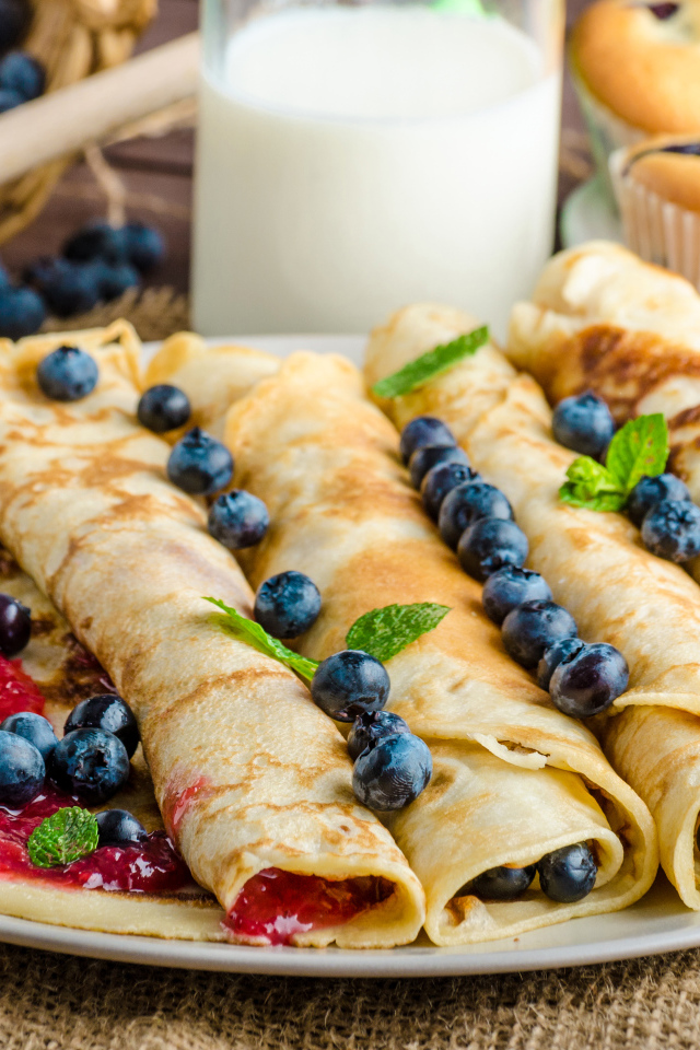 Вкусные блины с вареньем и ягодами черники