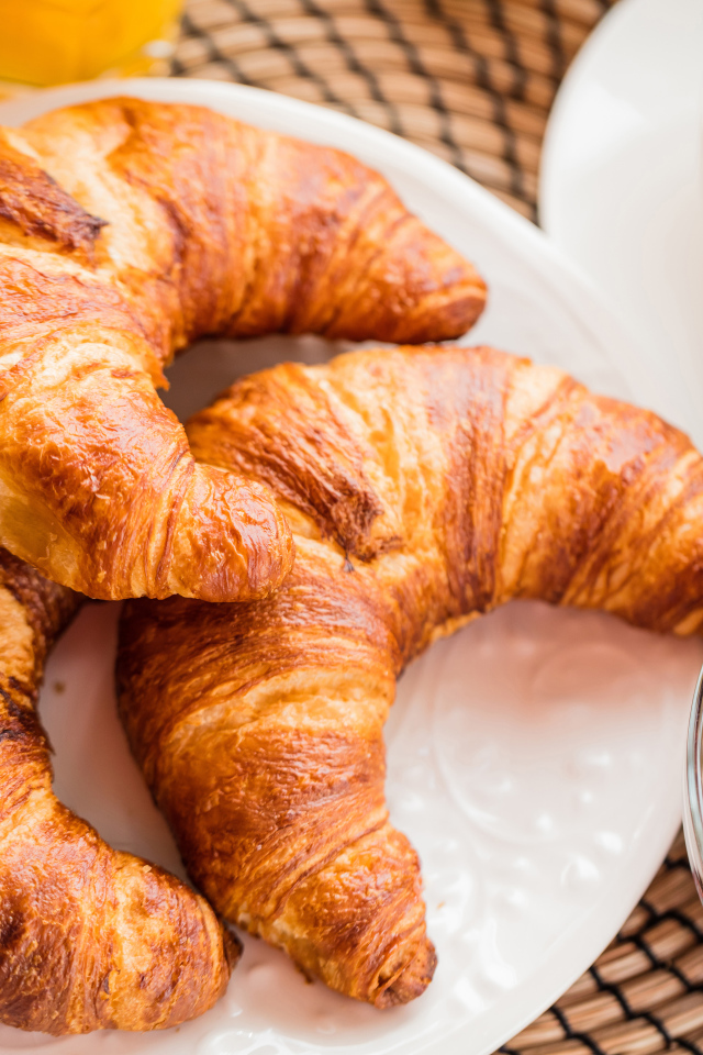 Три свежих круассана и мюсли с ягодами на завтрак