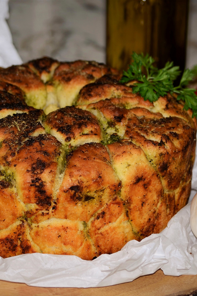 Несладкий пирог с зеленью и чесноком