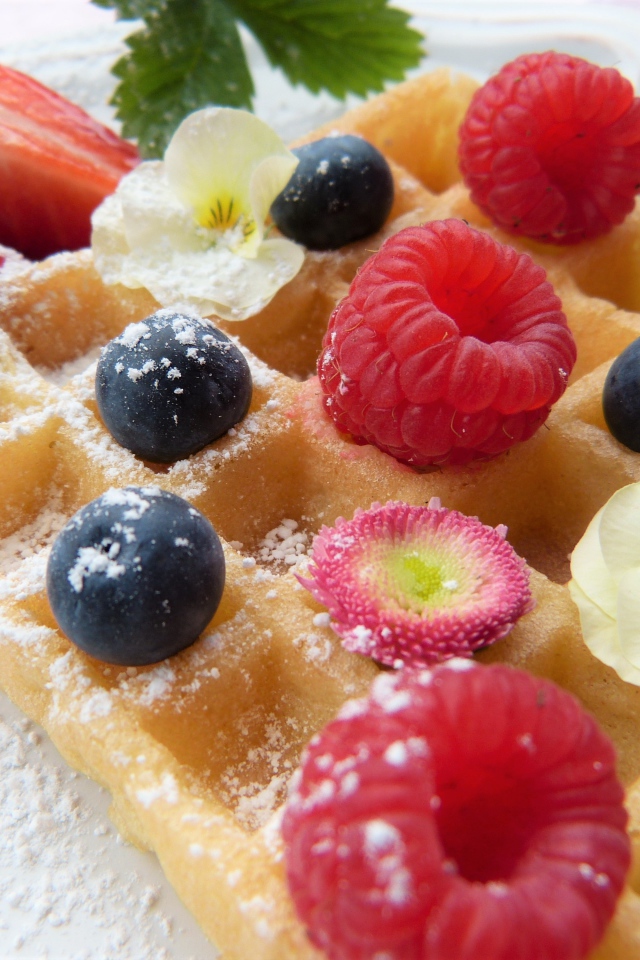 Вафля с фруктами и сахарной пудрой 