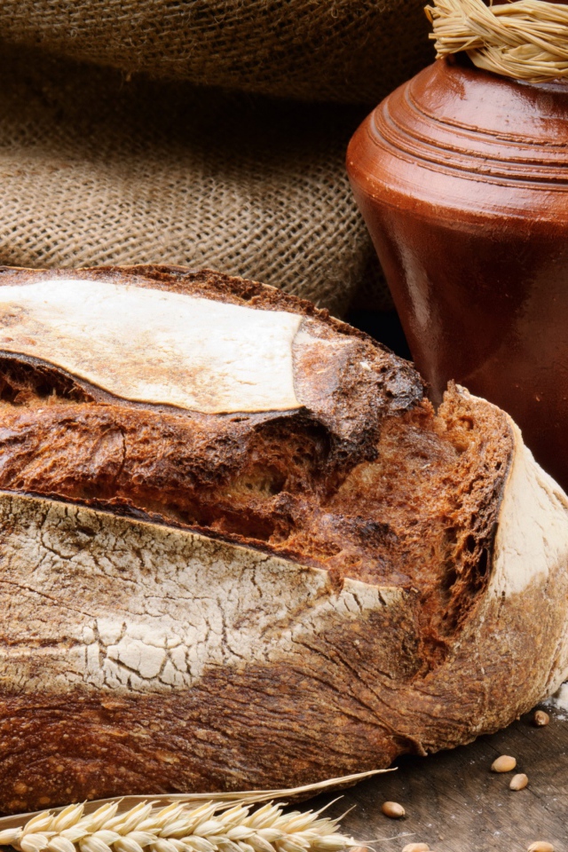 Пшеничный свежий хлеб с мукой и яйцами