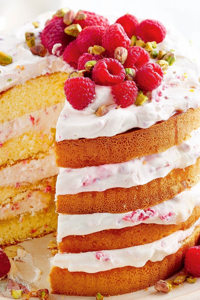 Большой торт со свежей малиной и фисташками