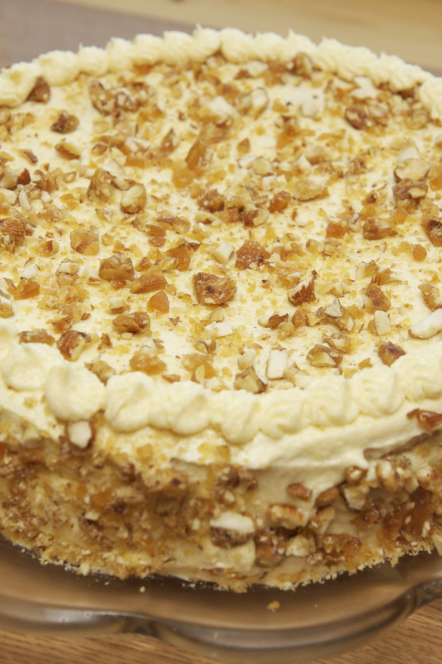 Большой торт с орехами на стеклянном блюде  