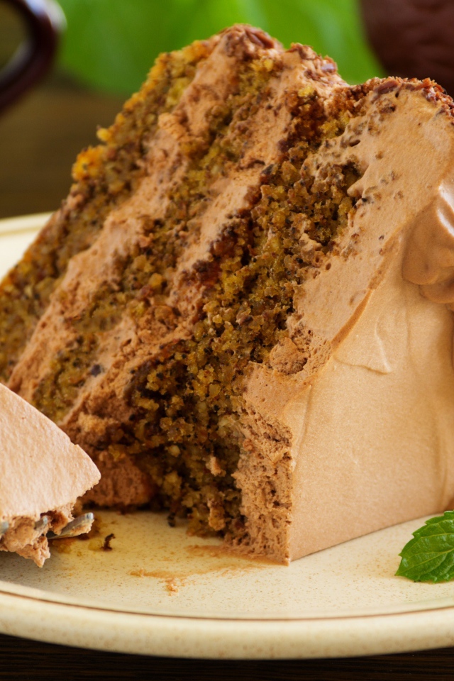 Кусок торта с орехами на тарелке