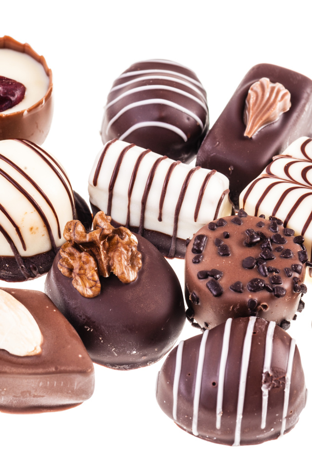 Аппетитные конфеты ассорти на белом фоне